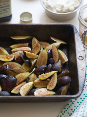 roasted-fig-ricotta-crostini-3