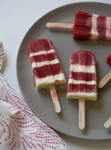 strawberries-cream-popsicles-3
