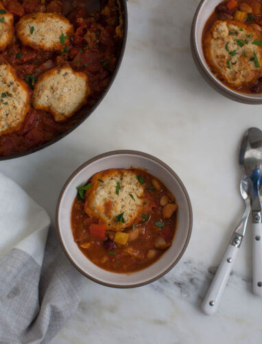 vegetarian-chili-cornbread-dumplings-1