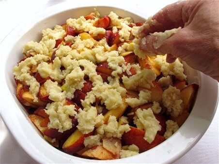 Making-Peach-Crunch-22