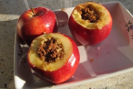 Making-baked-apples