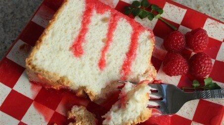 angel-food-cake-w-raspberry-sauce-2