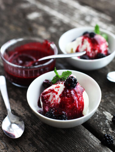 blackberry-sauce-sundae