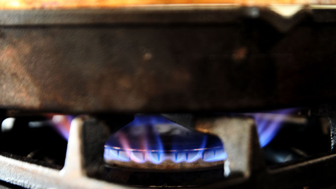 cast-iron-pan-blue-flame